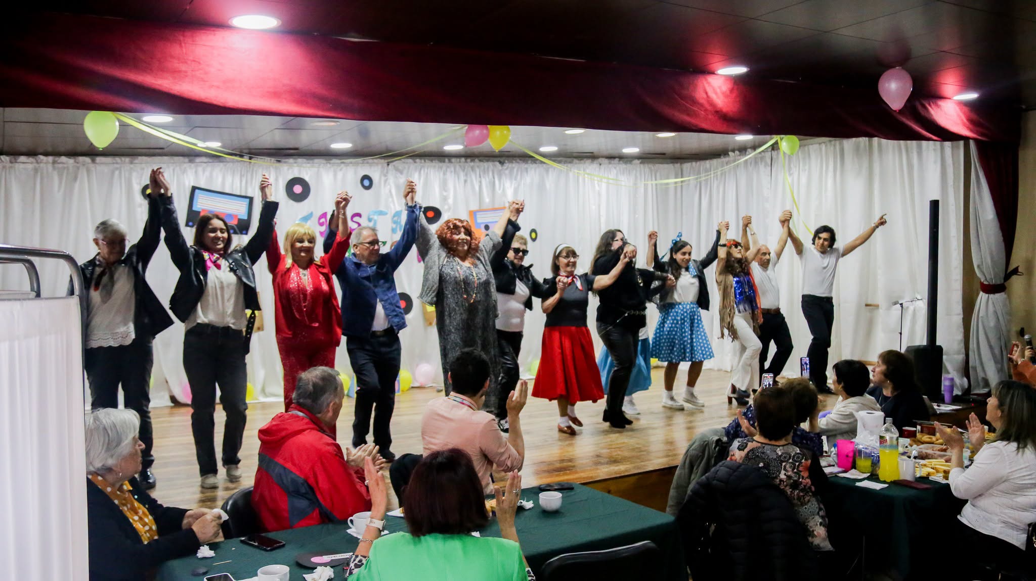 En este momento estás viendo ¡MALÓN RETRO UCAM: UNA JORNADA LLENA DE ALEGRÍA, BAILE Y DIVERSIÓN!
