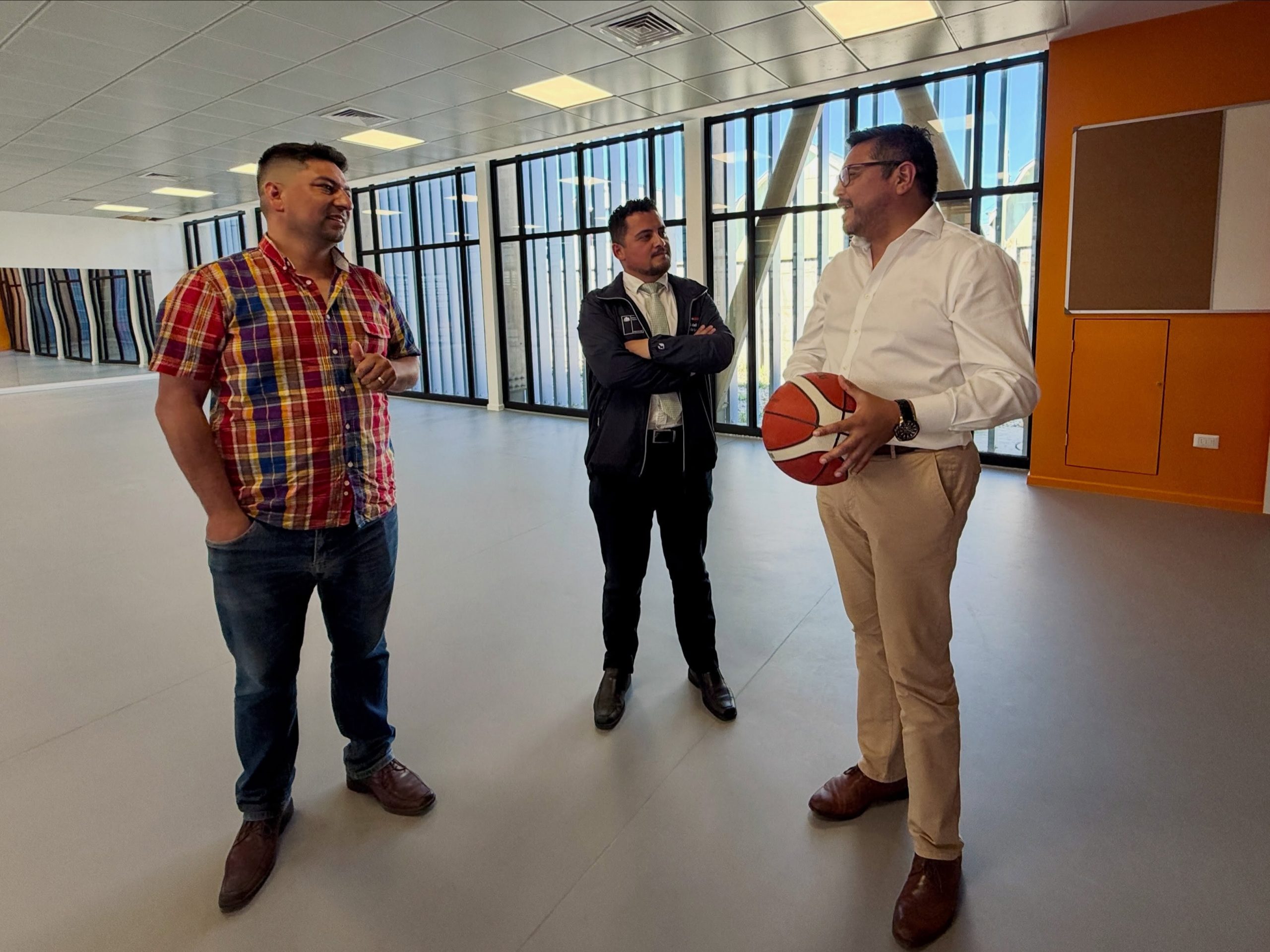En este momento estás viendo ALCALDE Y SEREMI DEL DEPORTE INSPECCIONAN FUNCIONAMIENTO DEL POLIDEPORTIVO DE LONCOCHE